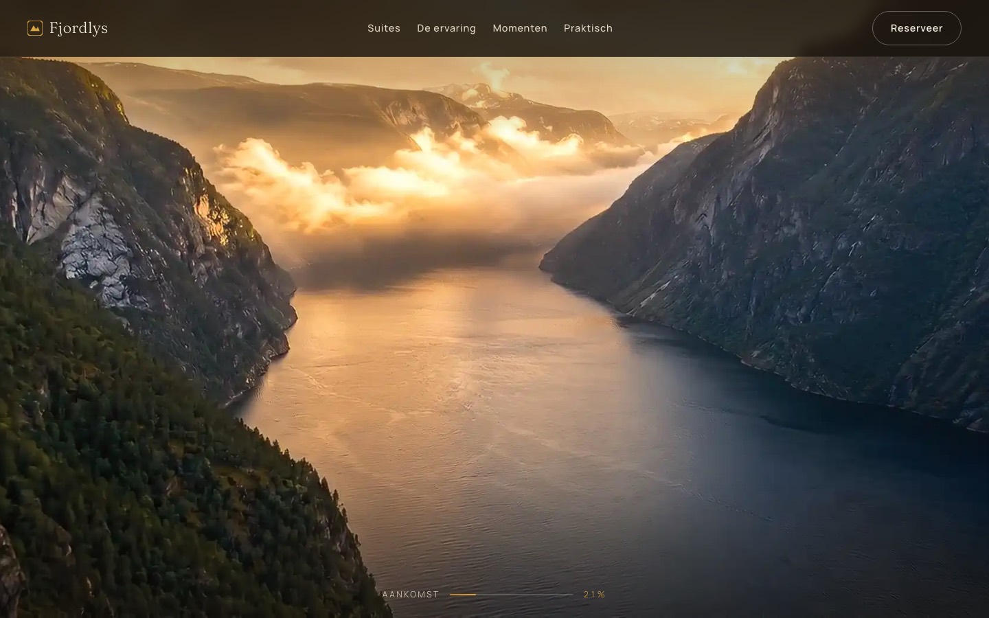 Fjordlys — scroll-gestuurde hero over een fjord bij zonsopgang