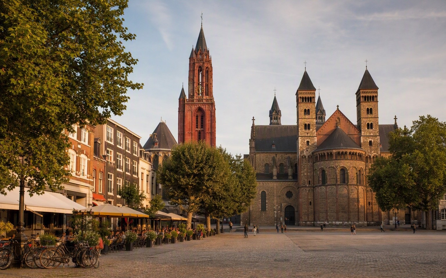 Pleintje in Maastricht met bistro-lantaarns in de avondschemer