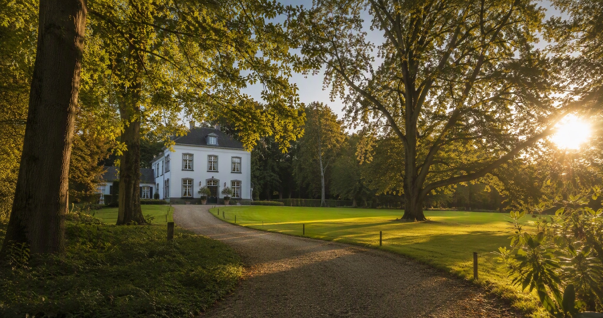 Buitenplaats met oprijlaan en oude bomen op de Utrechtse Heuvelrug